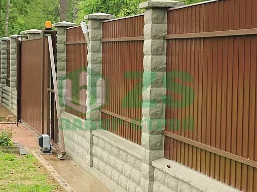 Заборы из профнастила со столбами из искусственного камня Заборы из профнастила со столбами из искусственного камня