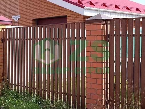 Заборы из евроштакетника с кирпичными столбами Заборы из евроштакетника с кирпичными столбами